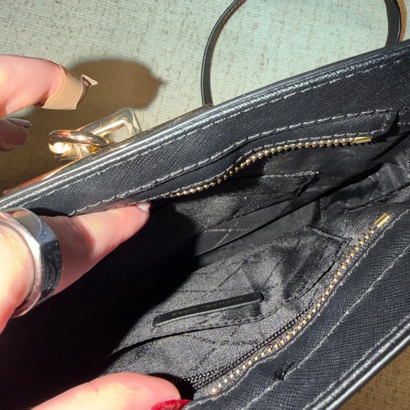 Michael Kors Elegant Black Shoulder Bag with Gold Accents - Picture 5 of 7